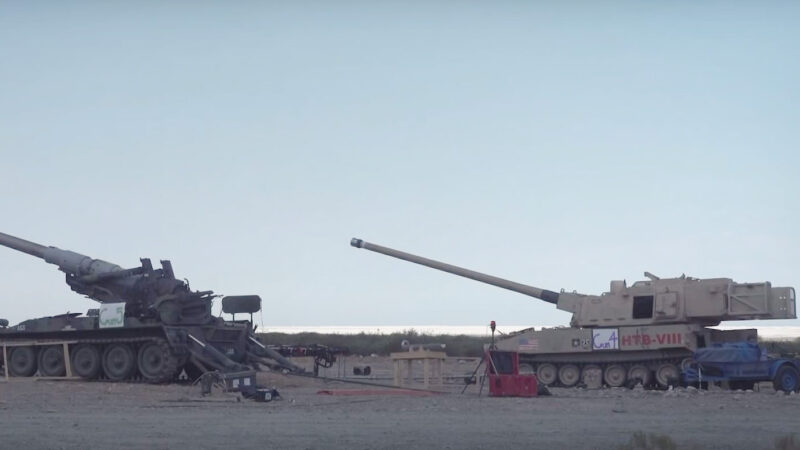 2020年9月2日,美軍利用一輛經過升級的M-109A6自行榴彈砲發射的砲彈以超音速飛行,成功擊落一架模擬巡航導彈的無人機。(視頻截圖)