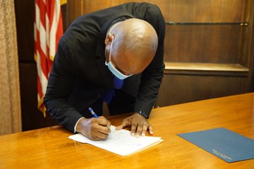 理查兹在宣誓就任仪式上，理查兹签署文件。