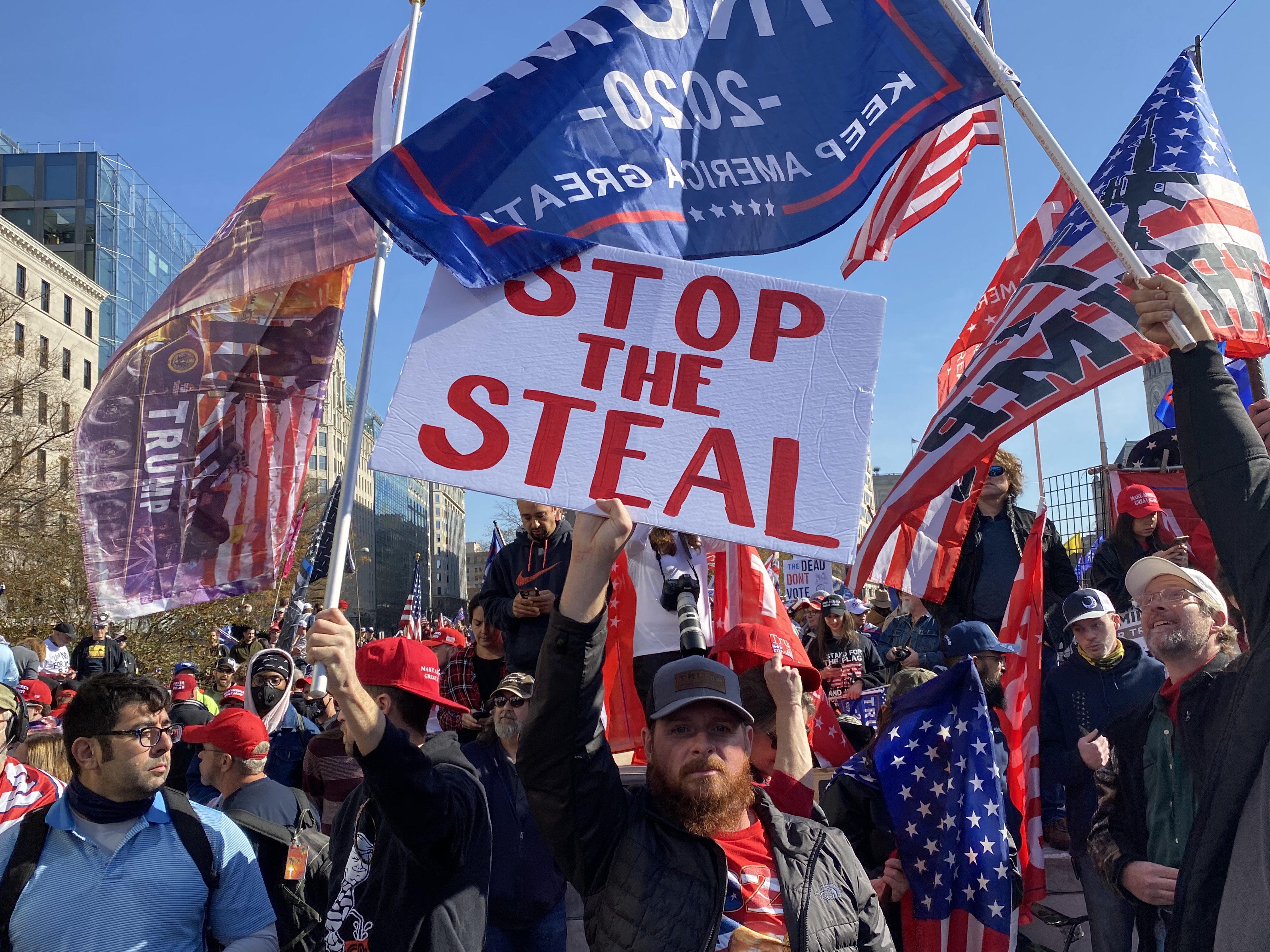 11月14日，美国首都华盛顿DC举行百万人集会游行，人们传递出反大选舞弊与支持川普连任的心声。（施萍／大纪元）