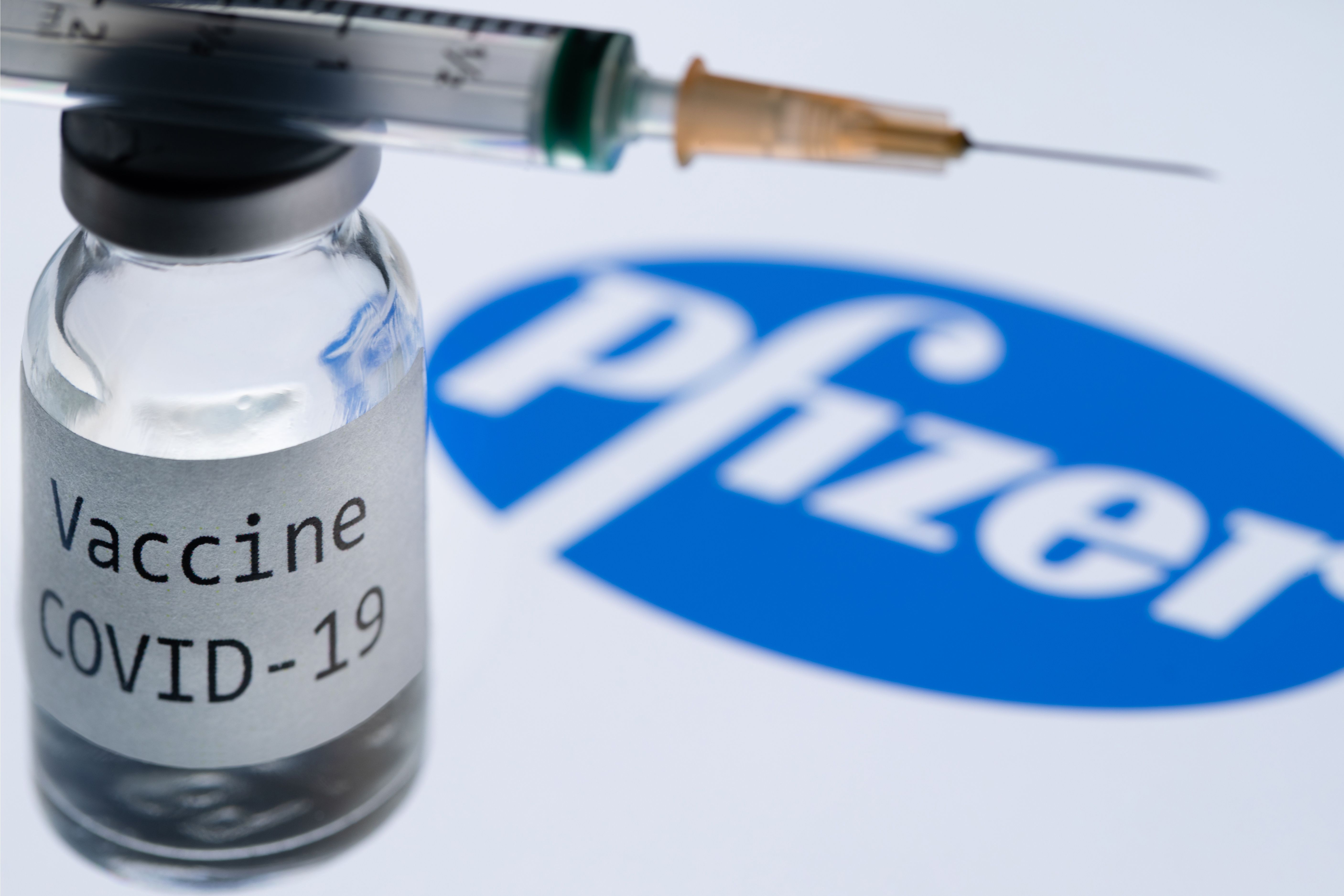 图为辉瑞药厂（Pfizer）制造的疫苗。(JOEL SAGET/AFP via Getty Images)