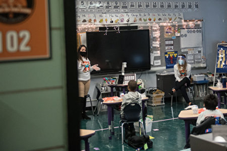 图为2020年12月7日，布朗市第五学区的小学“Port Morris”上课场景。