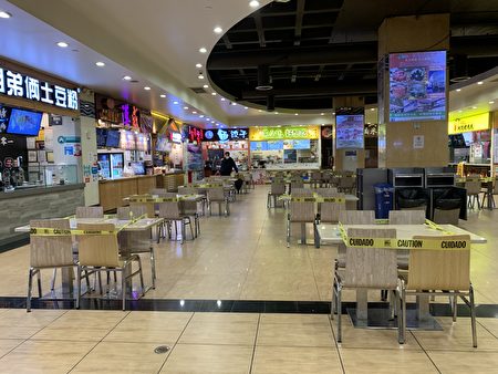 法拉盛新世界美食廣場把桌椅圍起來，關閉堂吃。