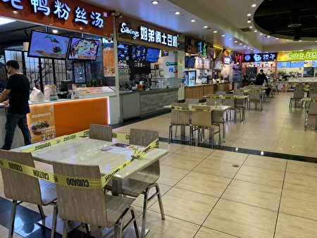 法拉盛新世界美食廣場室內用餐區，14日起遵照規定禁止堂吃。