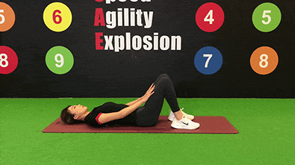 瘦肚子運動1：摸膝卷腹，訓練上腹。（World Gym提供）