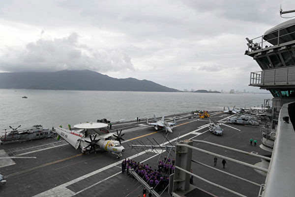 2020年3月5日，羅斯福號（CVN 71）航母抵達越南峴港，受到當地歡迎。事後，此次訪問被懷疑是造成航母官兵染疫的可能源頭之一。（美軍印太司令部）