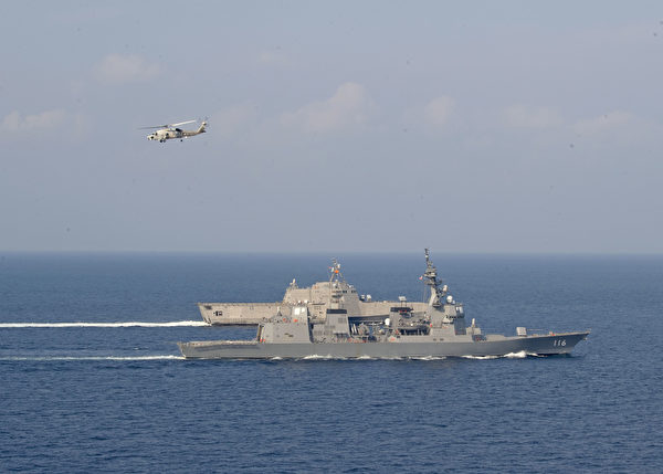 2020年4月2日，美军滨海战舰吉福德号（LCS 10，远处）与日本海上自卫队的驱逐舰照月号（DD 116，近处）在南海与印度洋之间的安达曼海（ANAMAN SEA）共同演练。（美国印太司令部）