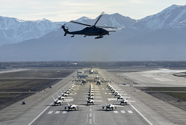 2020年5月5日，美军在阿拉斯加理查森空军基地展示各种战机大象漫步，包括F-22猛禽战斗机、C-17运输机 Globemaster，E-3哨兵预警机，C-12F休伦运输机，C-130J超级大力神运输机和HH-60G直升机。（美国空军）