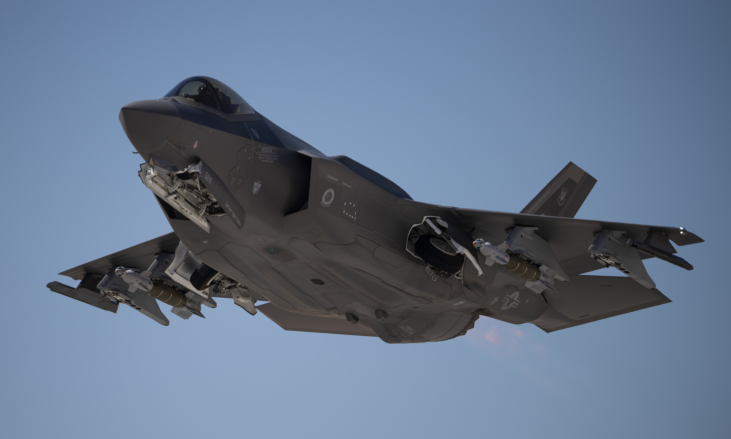 2020年5月21日,F-35閃電II戰機外掛GBU-49炸彈,從內華達州內利斯空軍基地起飛。 (美國空軍)