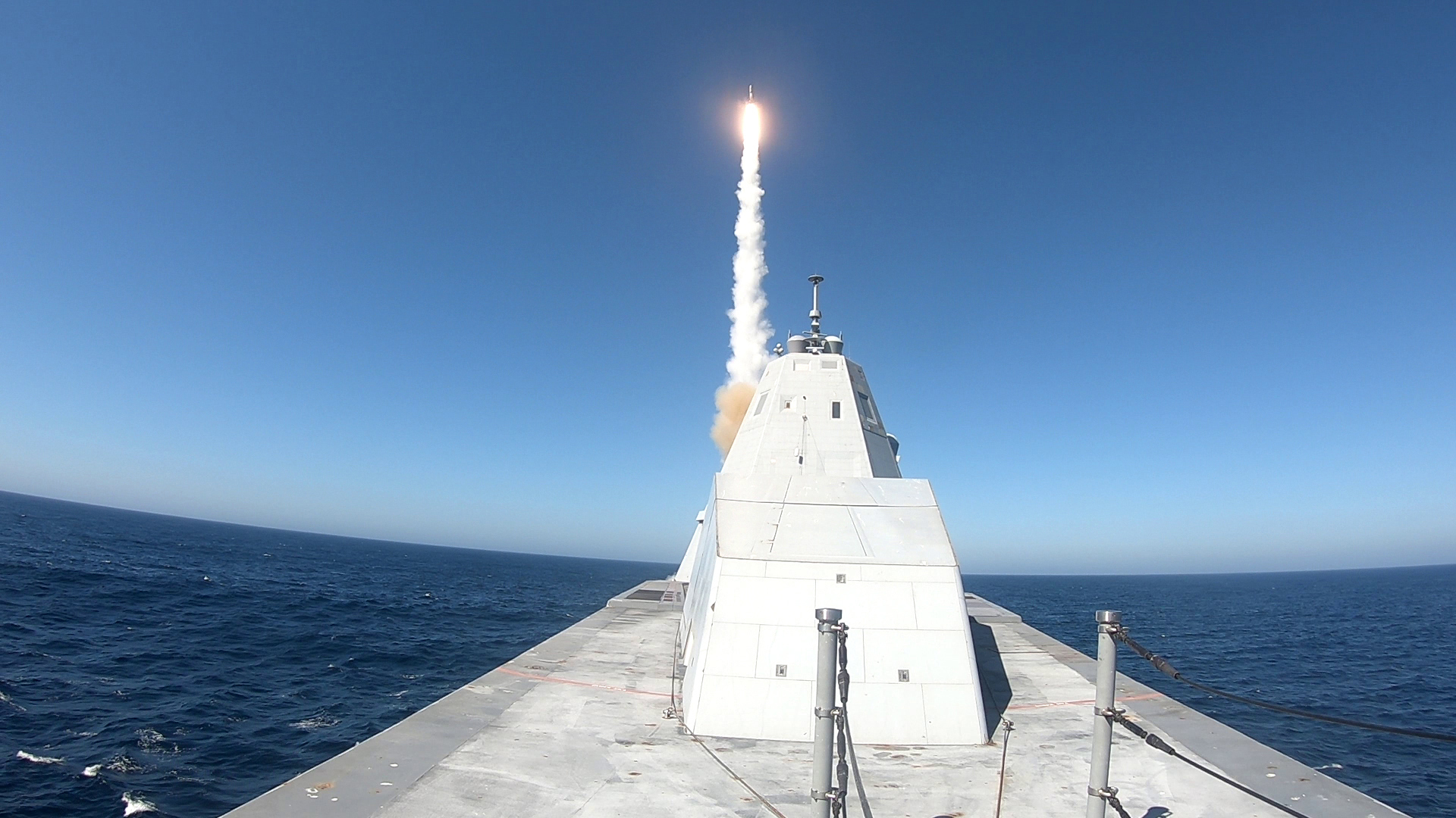 2020年10月13日,美軍新型驅逐艦朱瓦特號(DDG 1000)在美國海軍空中武器中心位於加州穆古角(Point Mugu)的基地,成功發射一枚標準2型導彈(Standard Missile ,SM-2)。(美國海軍)