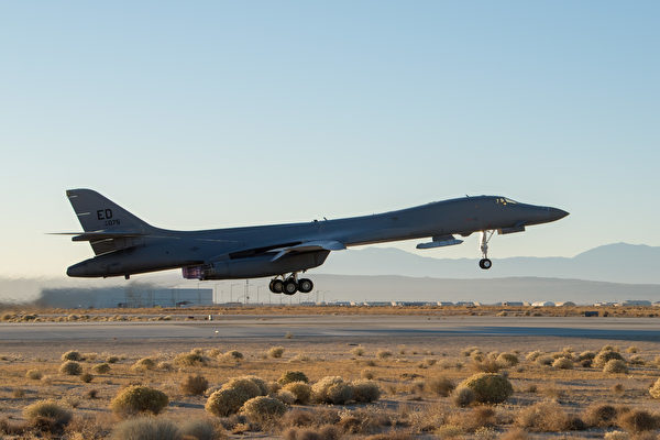 2020年12月4日，一家 B-1B从加利福尼亚爱德华兹空军基地起飞，外挂了防区外空对面导弹。 （美国空军）