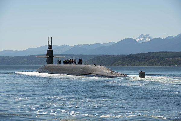 2018年7月12日，俄亥俄级弹道导弹潜艇内布拉斯加州号（SSBN 739）经过胡德运河，返回基塔普-邦戈海军基地。（美国海军）
