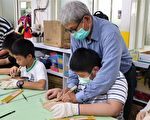 国小学生体验传统工艺 感受传统艺术之美