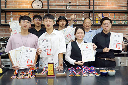 大叶大学烘焙学程学生参赛获奖，与袁文祥老师（后排右）分享喜悦。