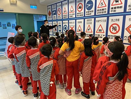 竹县警察局举办寓教于乐的交通安全宣导课程，希望能让学童留下深刻印象。