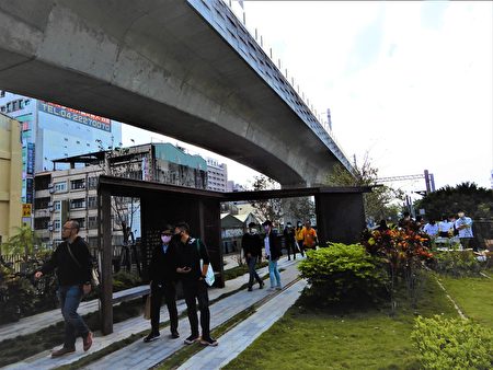 「綠空鐵道軸線計畫」打造綠色廊道，工程陸續獲得日本優良設計獎、澳洲雪梨設計金獎等九項國內外大獎肯定。
