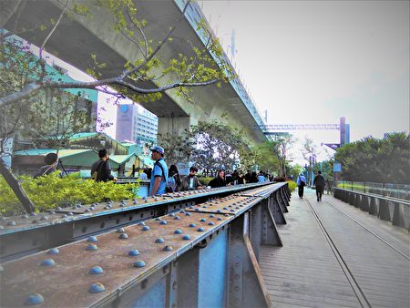 「綠空鐵道軸線計畫」打造綠色廊道，工程陸續獲得日本優良設計獎、澳洲雪梨設計金獎等九項國內外大獎肯定。