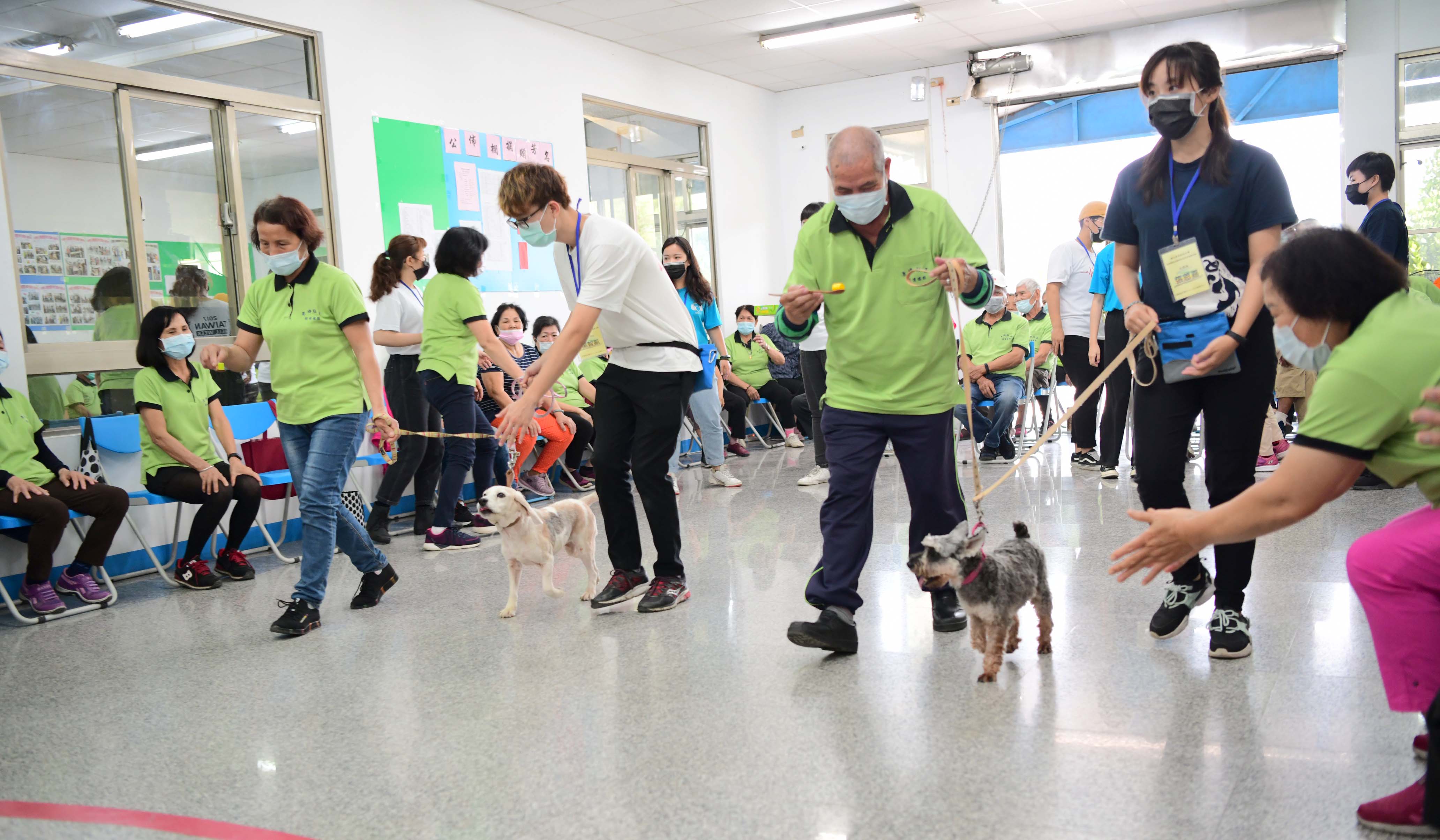 屏科大师生与关怀犬出任务社区长者乐开怀 大纪元