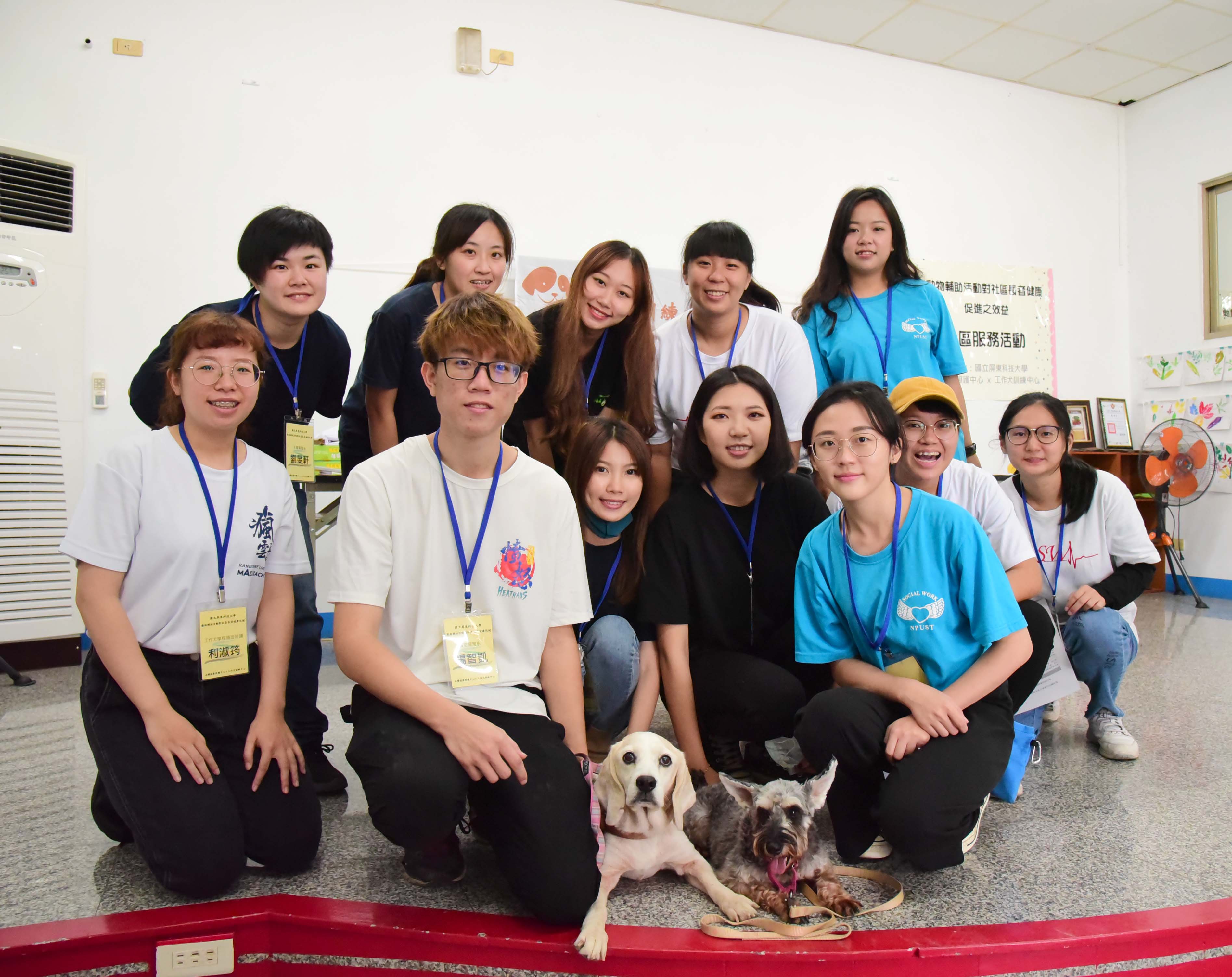 屏科大师生与关怀犬出任务社区长者乐开怀 大纪元