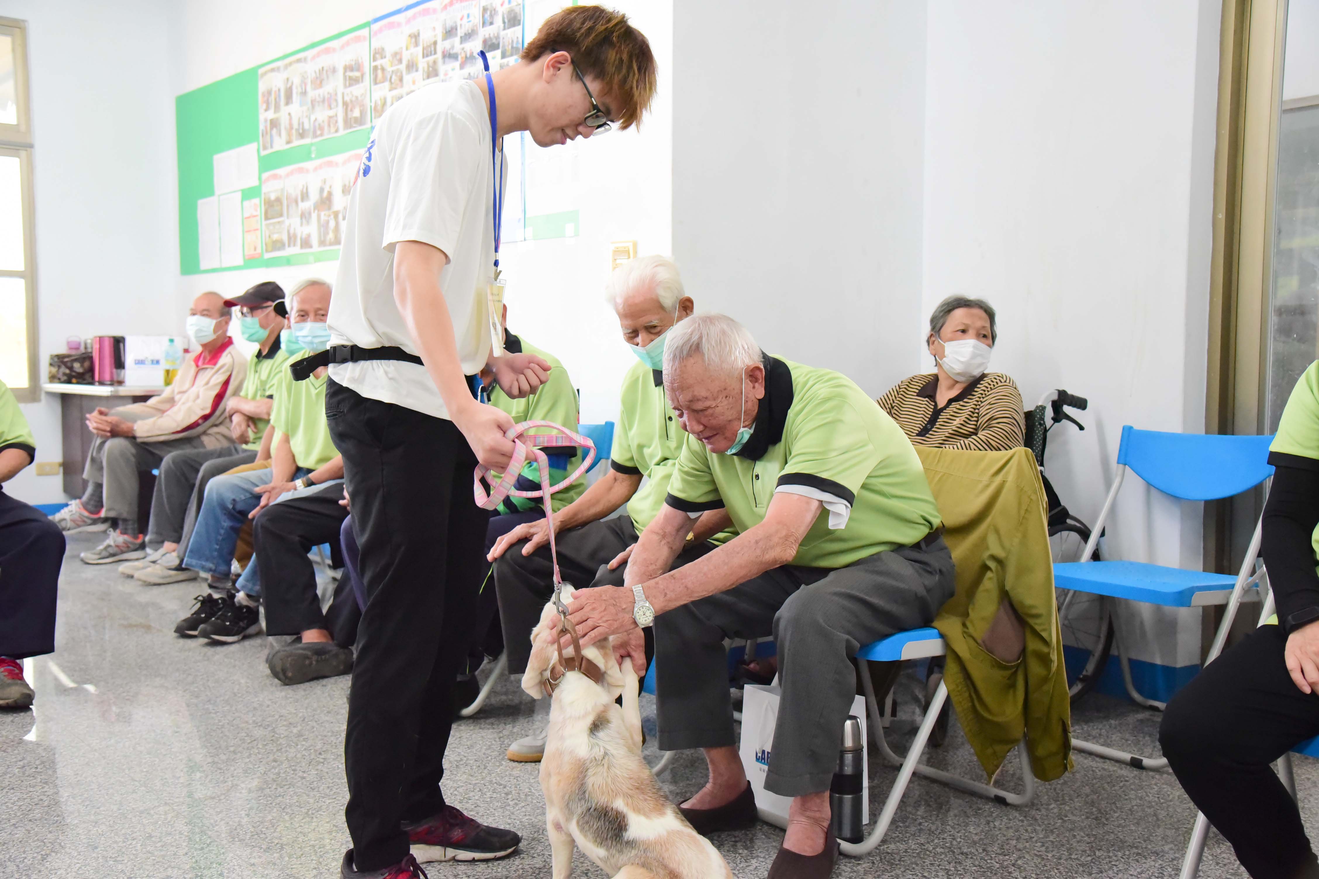 屏科大师生与关怀犬出任务社区长者乐开怀 大纪元