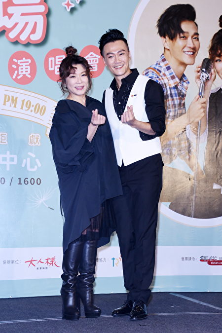 赵咏华（左）、林俊逸（右）“华逸登场”演唱会于2020年12月21日在台北举行记者会。　