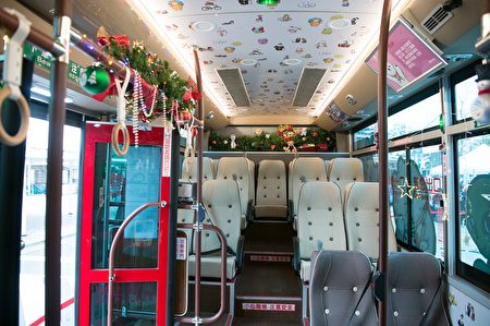 圣诞公车内装。