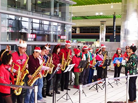 一群喜好音乐及萨克斯风的表演团体“阿道夫萨克斯风公益乐团”，也现身桃园站，接连演出一首首耳熟能详的圣诞曲目。