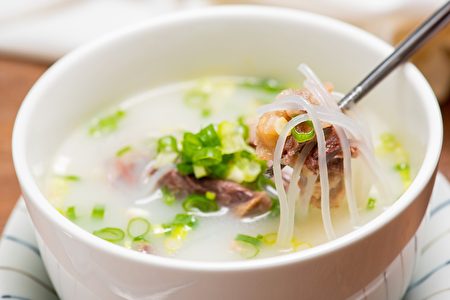 鲜美的“牛骨汤”是韩国人的暖身美食。　