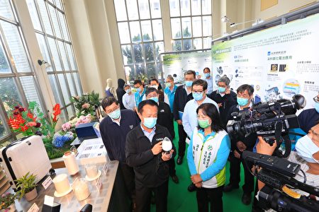 翁章梁县长相当认同台化公司废鱼网回收生产耐隆粒的努力。