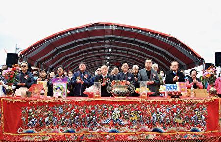 苗栗徐縣長與貴賓共同焚香祈福。