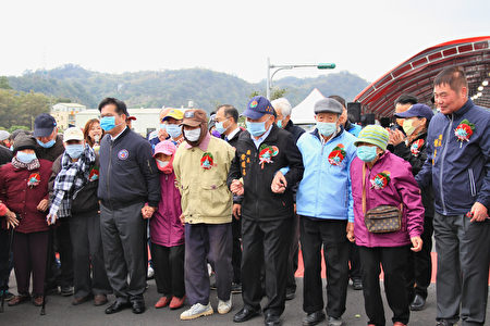 地方耆老耆老與來賓和開路先鋒祈福。