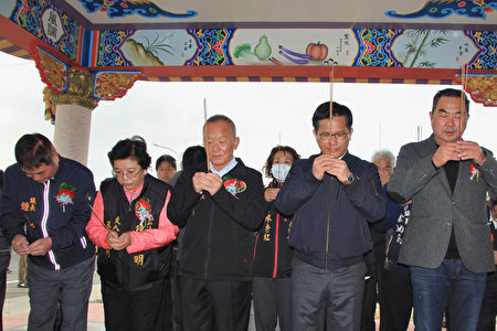 林佳龍部長與徐縣長感謝在地土地公的保祐下平安。