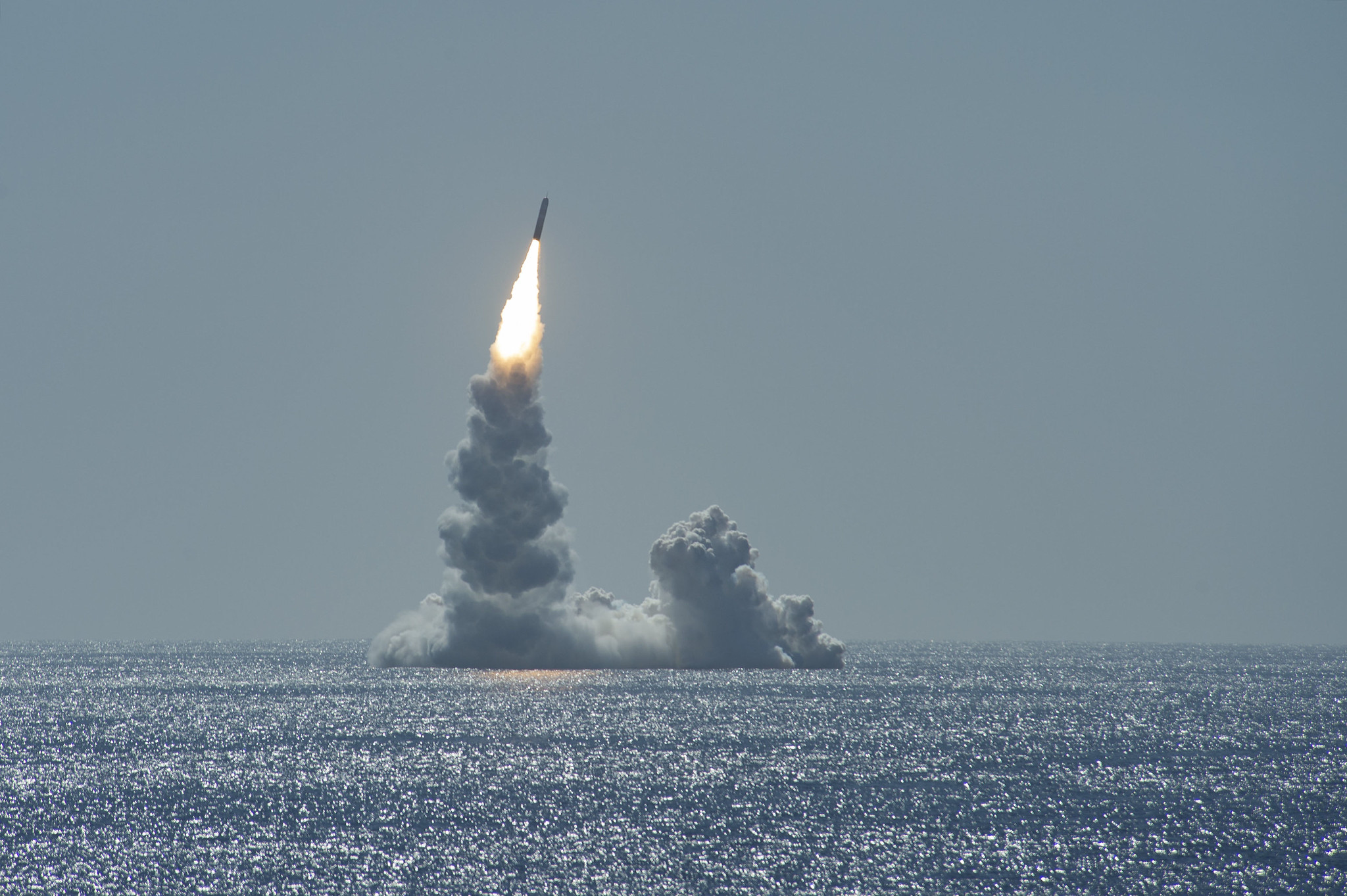 2月12日,美軍緬因號潛艇(USS Maine,SSBN 741)在加州外海試射一枚三叉戟導彈(Trident II D5LE missile)。(美國海軍)