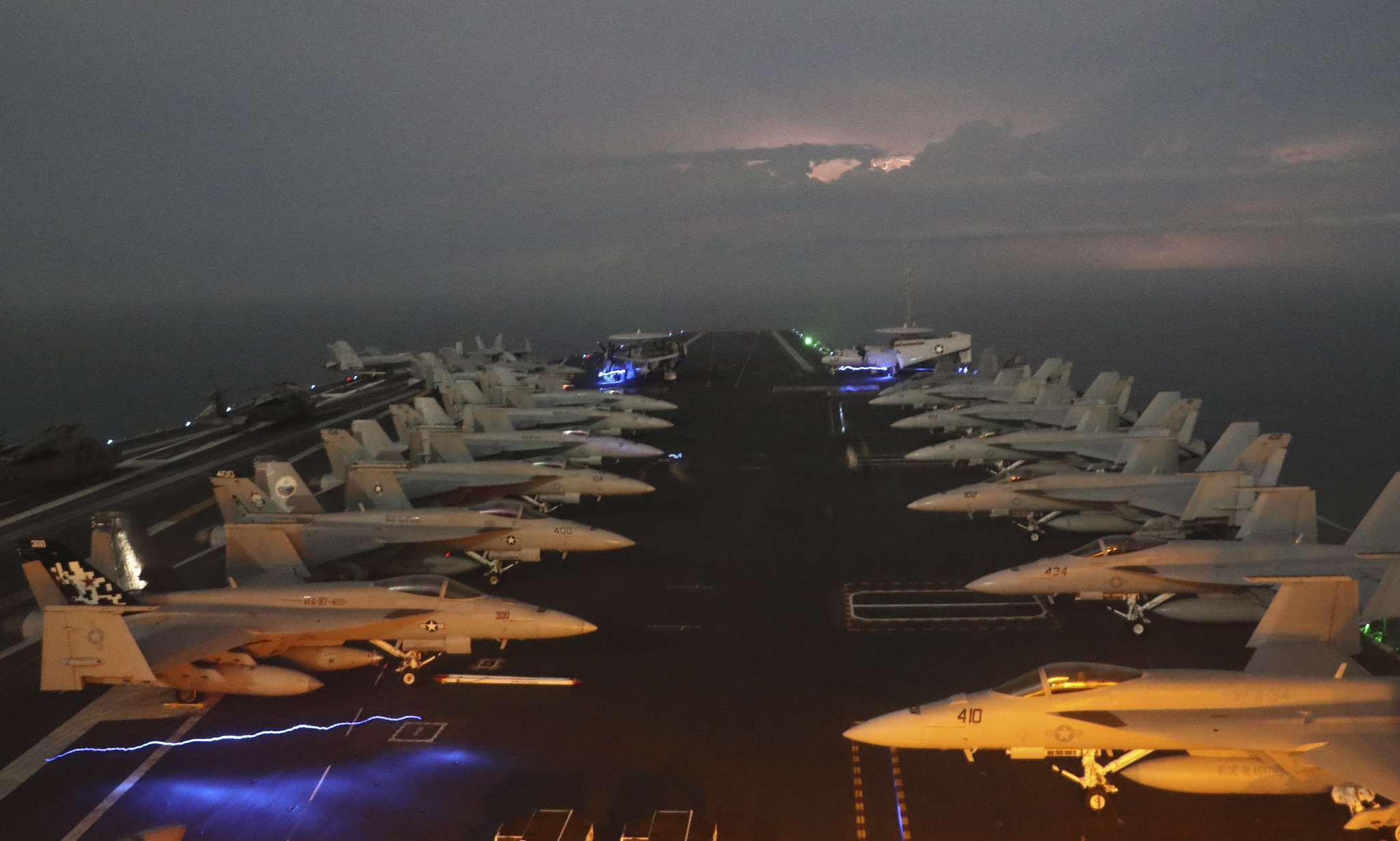 2020年6月7日,福特號航母(CVN 78)在一場暴風雨中穿越大西洋。(美國海軍)