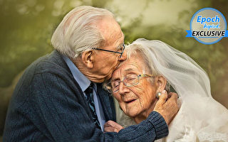 英国二战老兵人瑞夫妻 72载恩爱感人至深