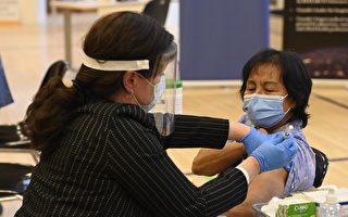 加国首批接种疫苗者 魁省老人和多伦多女个人护理员