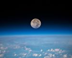 从太空中看满月 是这个样子