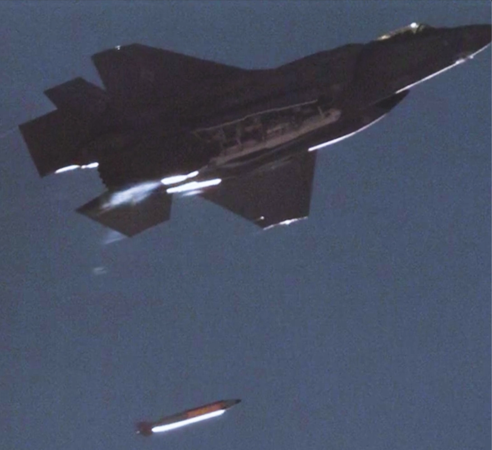 11月23日公布的視頻顯示,一架F-35A戰機打開彈艙門,將一枚模擬B61-12炸彈投放到試驗場。(Sandia National Laboratories) 點擊觀看視頻<a href="https://share-ng.sandia.gov/news/resources/news_releases/images/2020_Video/B6112_F35A_NM.mp4"><strong>download test flight footage here</strong></a>