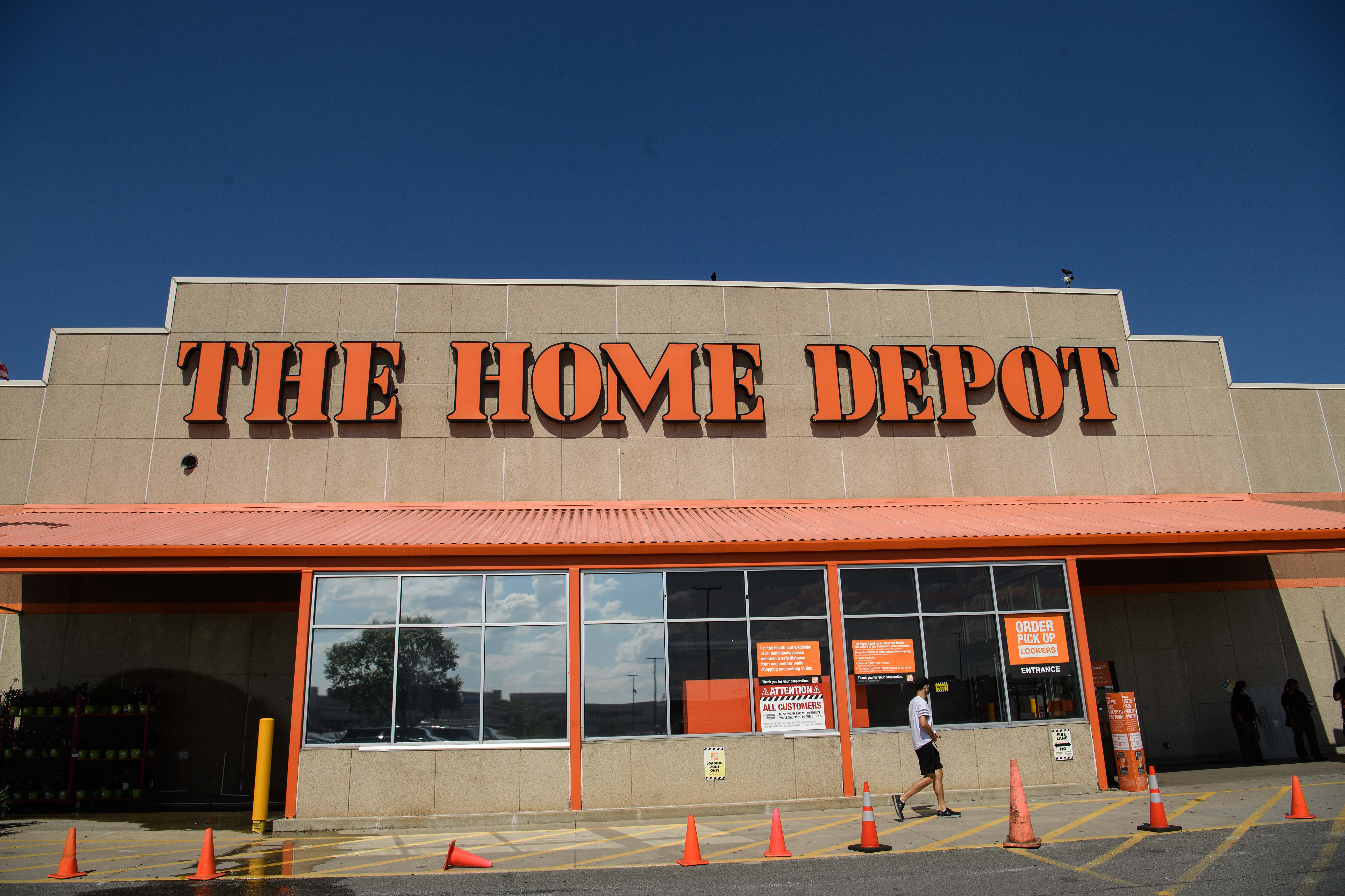 “家得宝”（Home Depot）第四季度财报显示，疫情期间，许多美国人仍继续投资改善自己的住所。 (NICHOLAS KAMM/AFP via Getty Images)