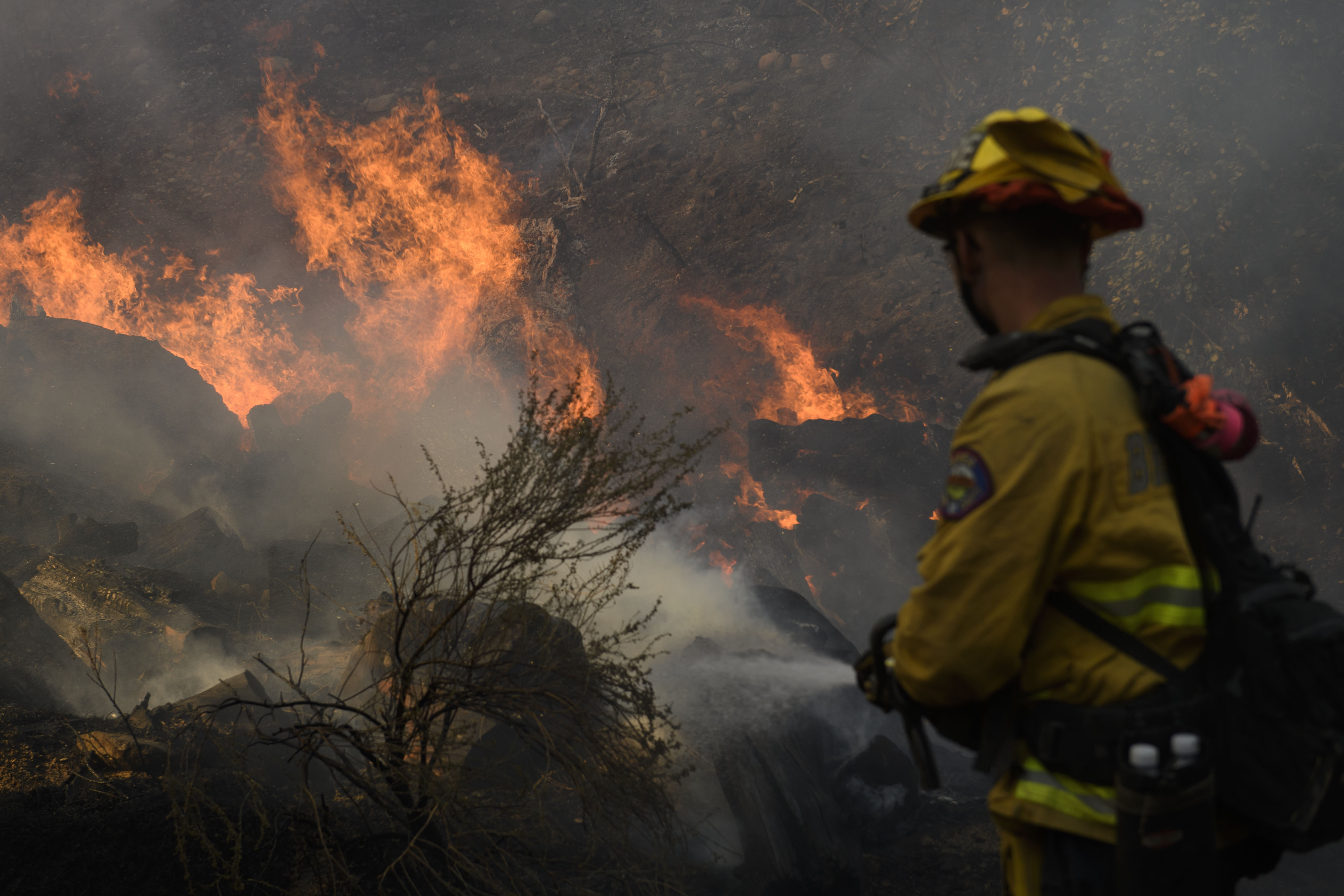 住房起火引发橙县邦德山火 25,000居民被强制疏离　