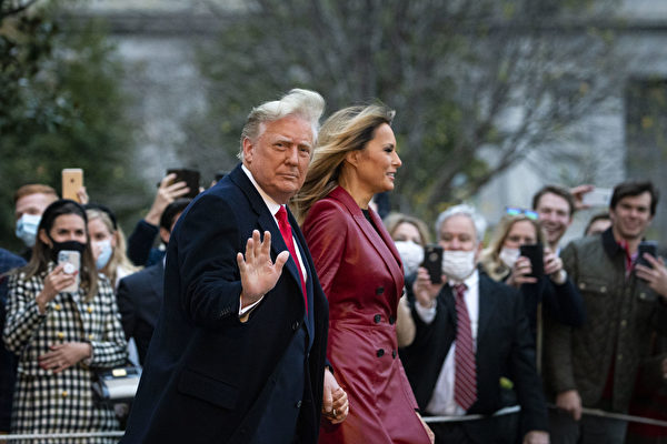 12月5日傍晚，美國總統特朗普及其夫人梅拉尼婭·特朗普離開白宮到佐治亞州參加助選集會。（ Al Drago/Getty Images）