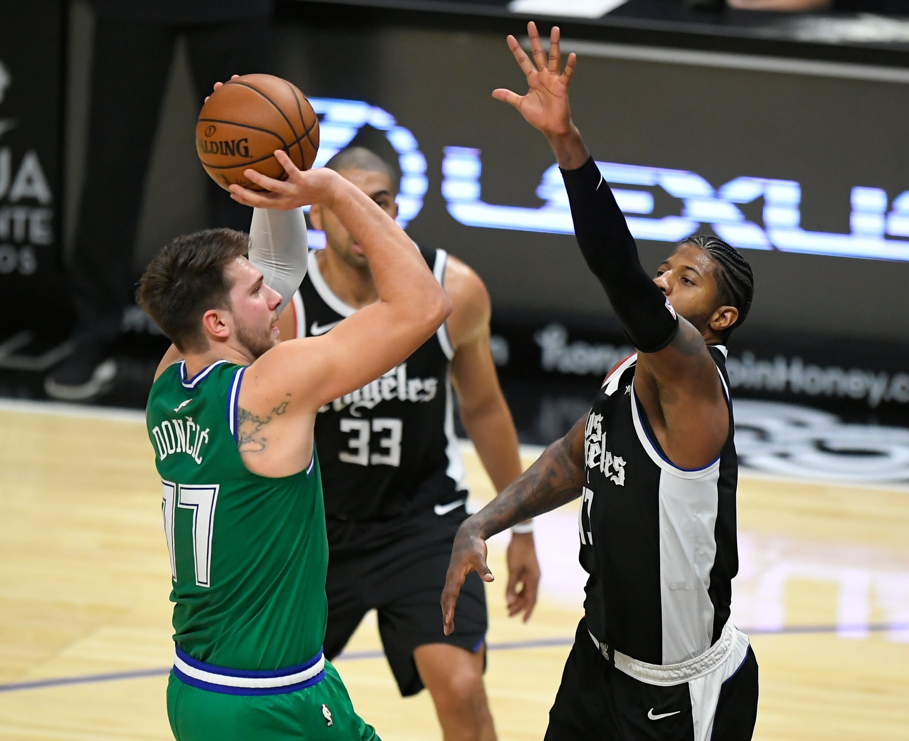 NBA常規賽,快船在主場73:124慘敗給獨行俠,創下了隊史單場失利最高紀錄。圖為獨行俠球星東契奇(左)投籃瞬間。(John McCoy/Getty Images)