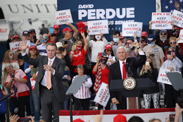 12月4日，美國副總統彭斯到佐治亞州「捍衛參院多數」集會上演講，為共和黨參議員大衛·珀杜（左）和凱利·洛夫勒助選。（Spencer Platt/Getty Images）