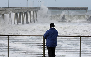 男子遭巨浪卷走 旧金山海岸警卫队展开营救