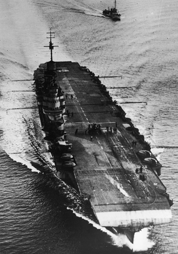 1940年代的英国航母光辉号（HMS Illustrious）完成了实际上第一次真正的航母空袭，甲板上停放着剑鱼式鱼雷轰炸机。（Fotosearch/Getty Images）