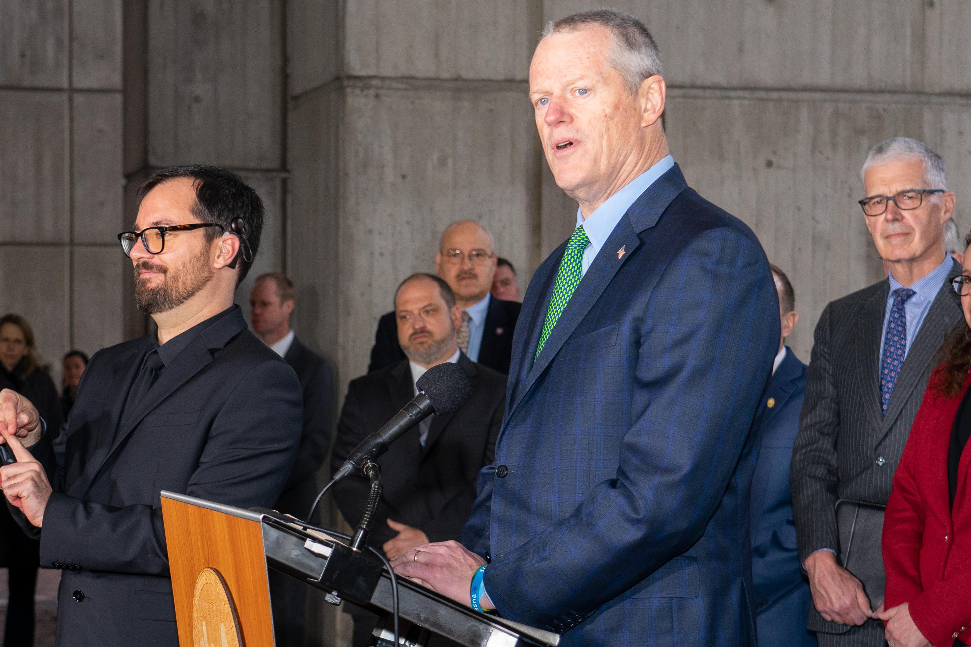 圖為麻省省長查理·貝克（Charlie Baker）在2020年初一場新聞發佈會。(劉景燁/大紀元)