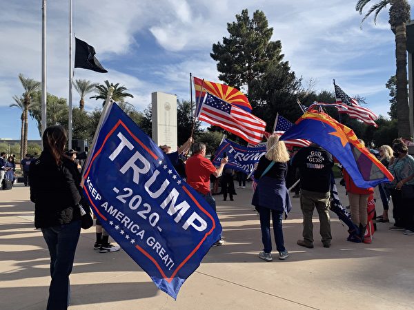 12月7日，亞利桑那議員及市民數百人在鳳凰城舉行集會，抗議州長在選舉舞弊證據顯著的情況下認證民主黨候選人拜登獲勝。（姜琳達/大紀元）