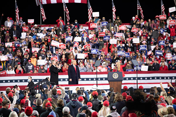美国时间周六（12月5日）傍晚，美国总统川普及其夫人梅拉尼娅·川普到乔治亚州参加“捍卫参院多数”集会，并发表演讲。图为现场情况。（林乐予/大纪元）