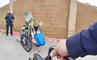 德州警官自掏腰包送受困流浪汉一新轮椅