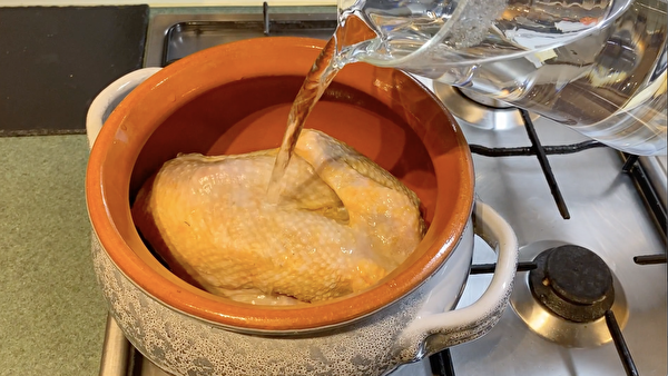 母雞湯作法之二：老母雞放入瓦罐，加水。（舒榮提供）