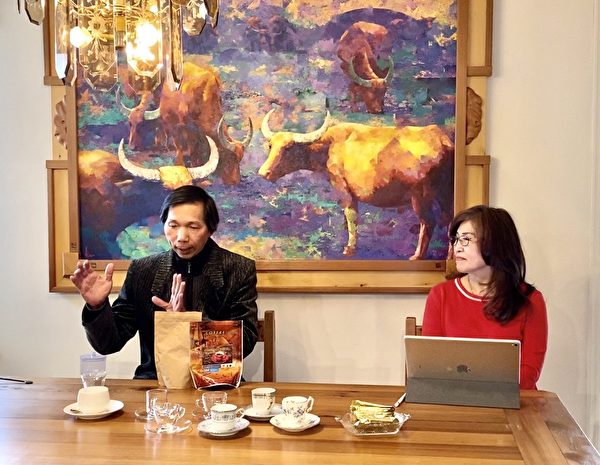 圖：國寶水牛畫家蕭祖銘老師講解沖泡咖啡的訣竅。（溫哥華國際傑人會提供）